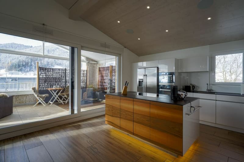 Luxus Wohngefühl pur! Stilvolle 4.5 Zimmer-Oase mit 6 m Raumhöhe, Spa-Ensuite Bad & verglaster Loggia (3)