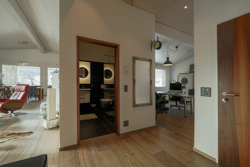 Luxus Wohngefühl pur! Stilvolle 4.5 Zimmer-Oase mit 6 m Raumhöhe, Spa-Ensuite Bad & verglaster Loggia (7)