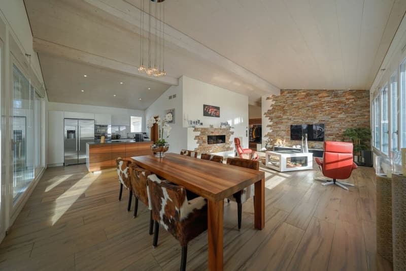 Luxus Wohngefühl pur! Stilvolle 4.5 Zimmer-Oase mit 6 m Raumhöhe, Spa-Ensuite Bad & verglaster Loggia (1)