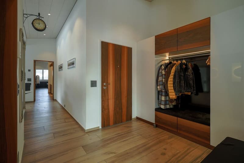 Luxus Wohngefühl pur! Stilvolle 4.5 Zimmer-Oase mit 6 m Raumhöhe, Spa-Ensuite Bad & verglaster Loggia (6)