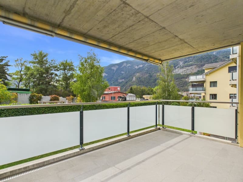 Hochwertig renovierte 4.5 Zimmer-Wohnung mit sonniger Südterrasse in Trimmis (2)