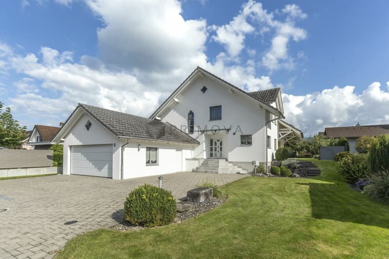 Grosszügiges 7.5 Zimmer Einfamilienhaus mit Sauna, Garten und sechs Parkplätzen (1)
