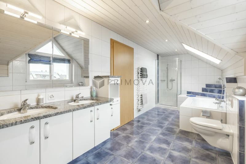 Grosszügiges 7.5 Zimmer Einfamilienhaus mit Sauna, Garten und sechs Parkplätzen (8)
