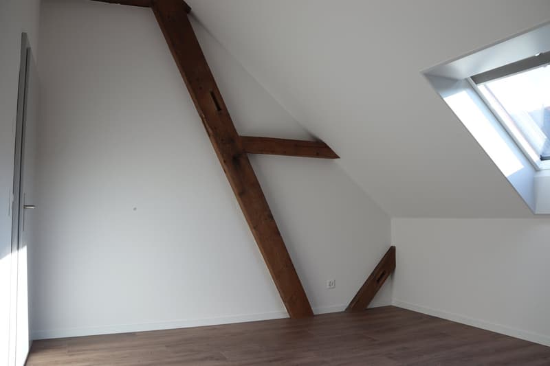 empty room, wooden beams, white walls, wooden floor, sky window