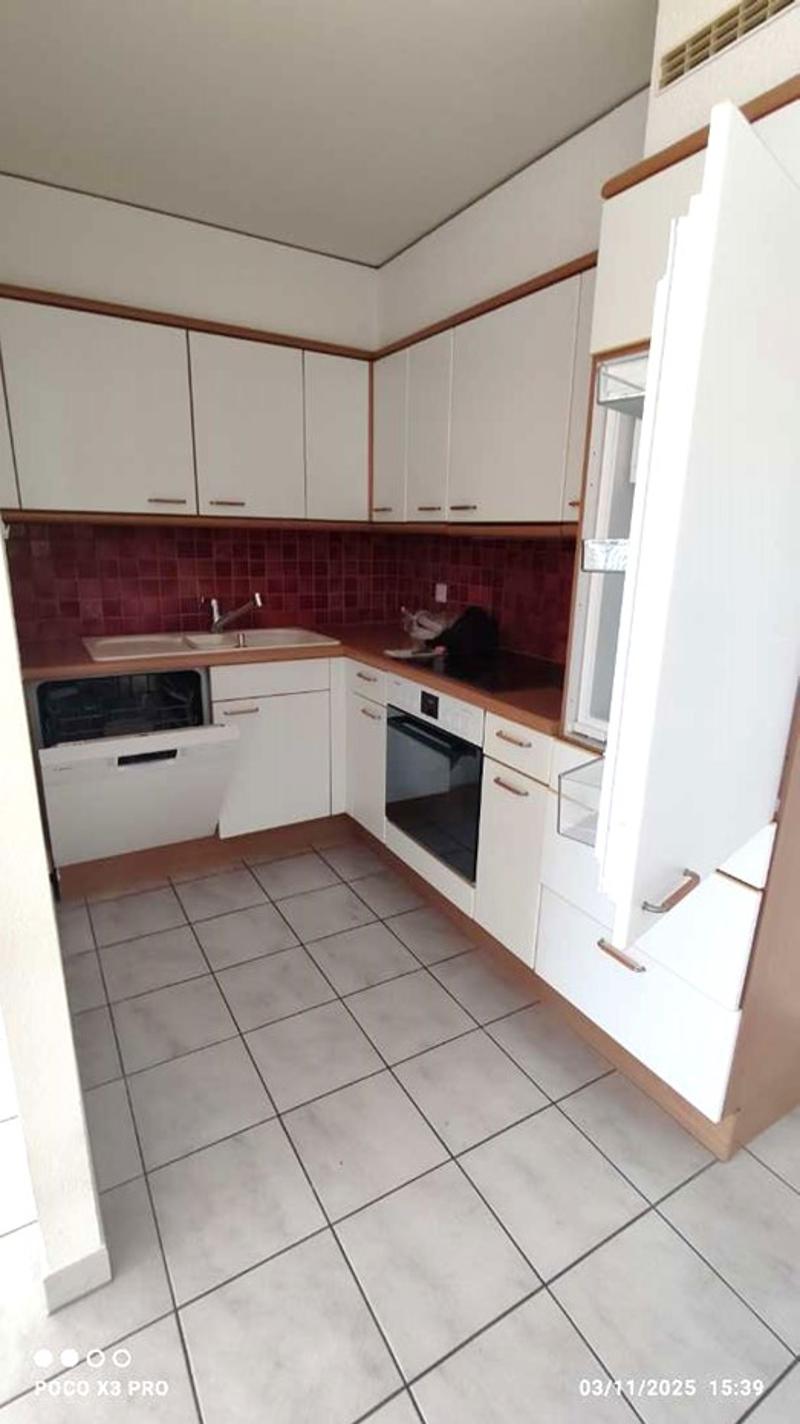 Spacious and Charming 2.5 Room Apartment with Large Balcony and Parking ! The first two months are free! (2)