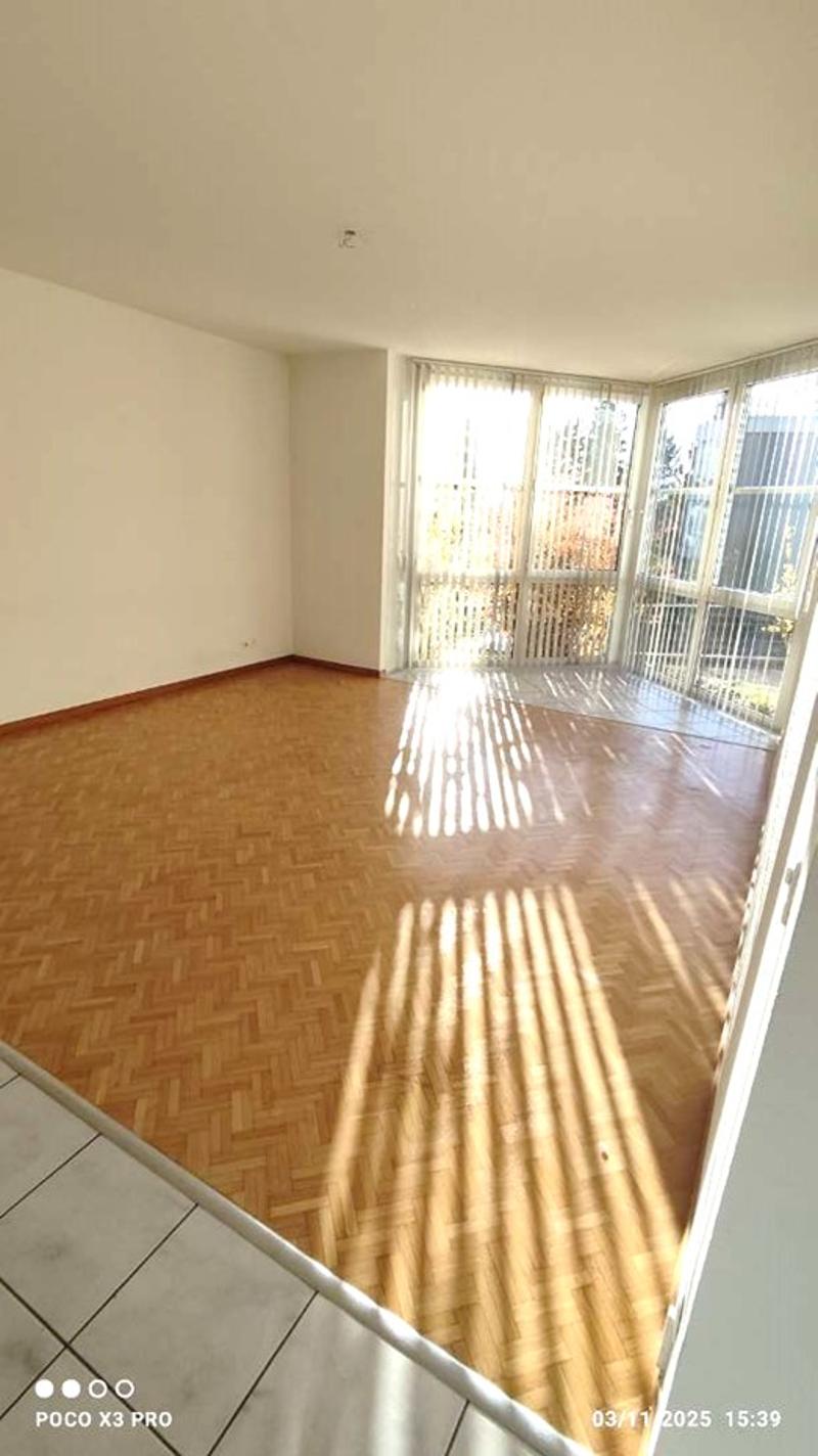 Spacious and Charming 2.5 Room Apartment with Large Balcony and Parking ! The first two months are free! (5)