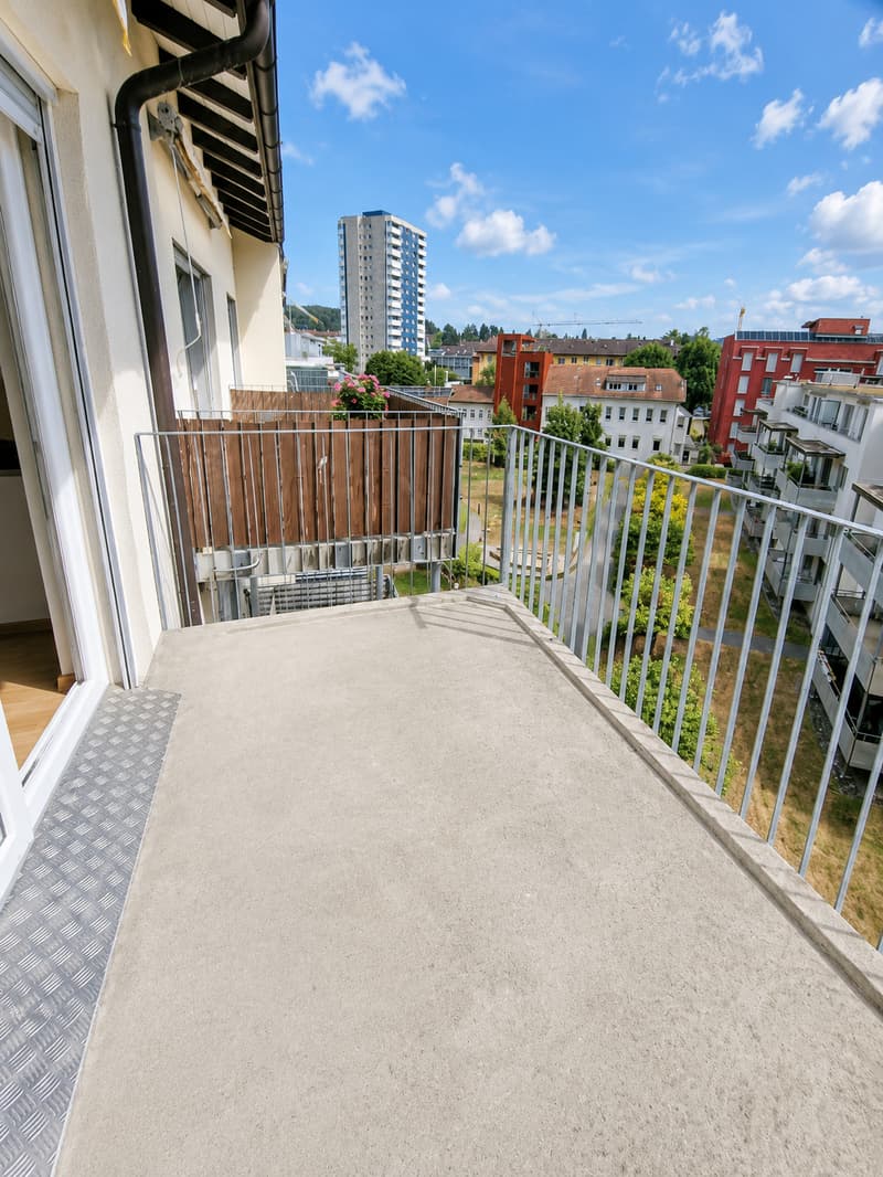 Appartamento luminoso 3.5 locali con balcone e vista sulla città a Biel (8)