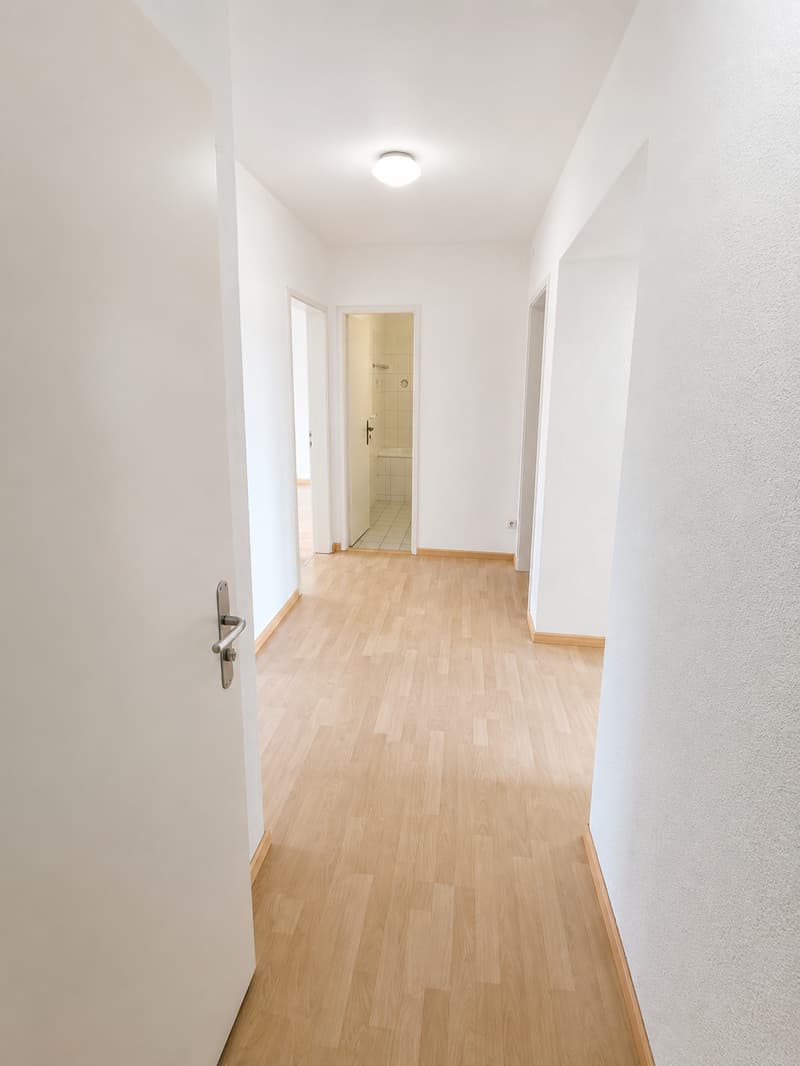 Appartamento luminoso 3.5 locali con balcone e vista sulla città a Biel (6)