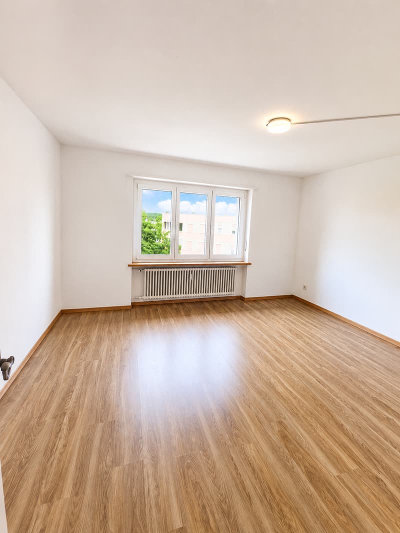 Appartamento luminoso 3.5 locali con balcone e vista sulla città a Biel (4)