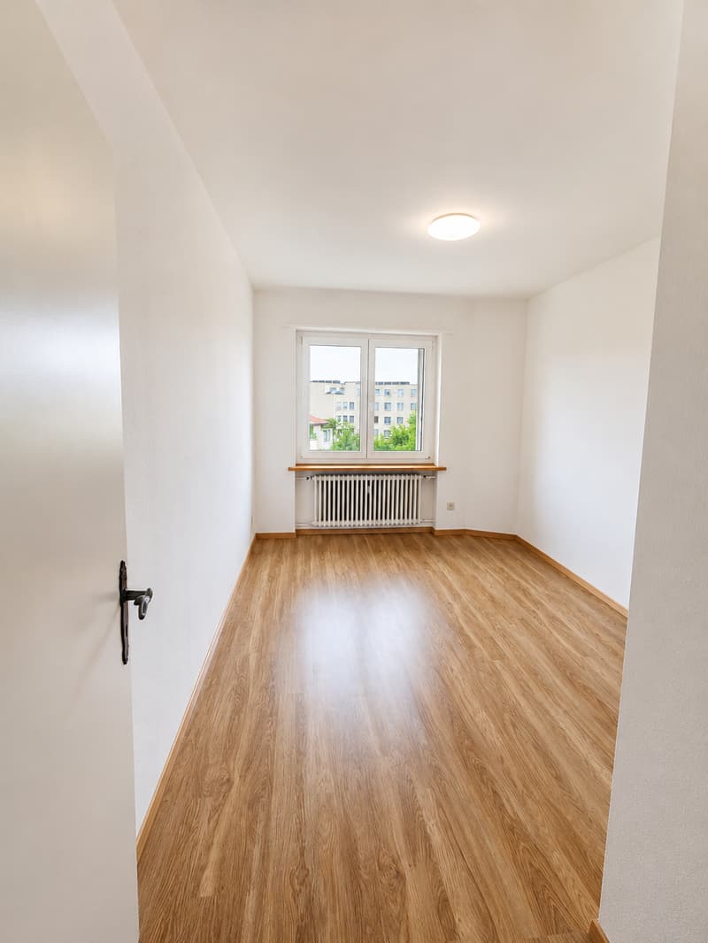 Appartamento luminoso 3.5 locali con balcone e vista sulla città a Biel (5)