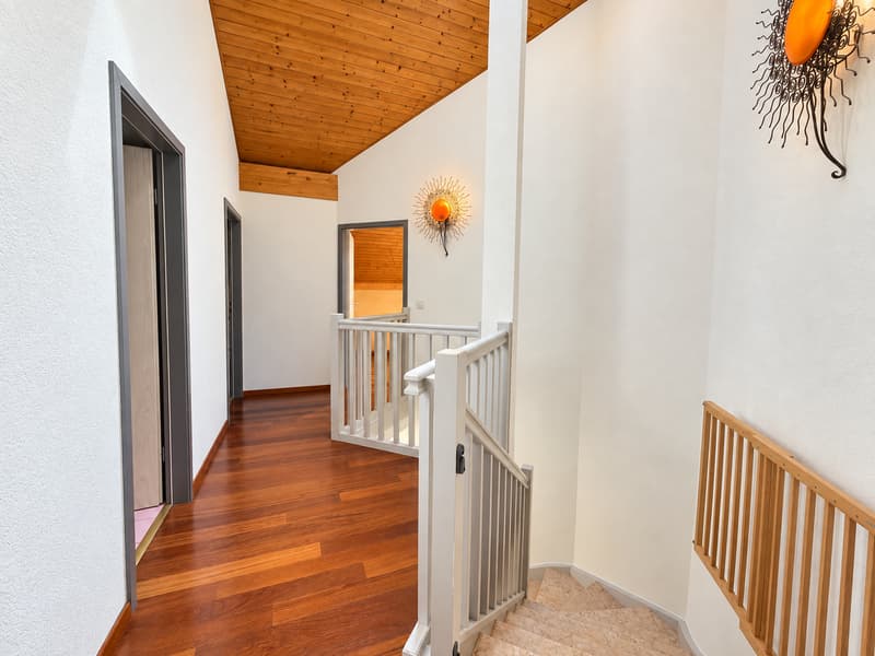 Maison familiale de 6 chambres offrant de beaux volumes (12)