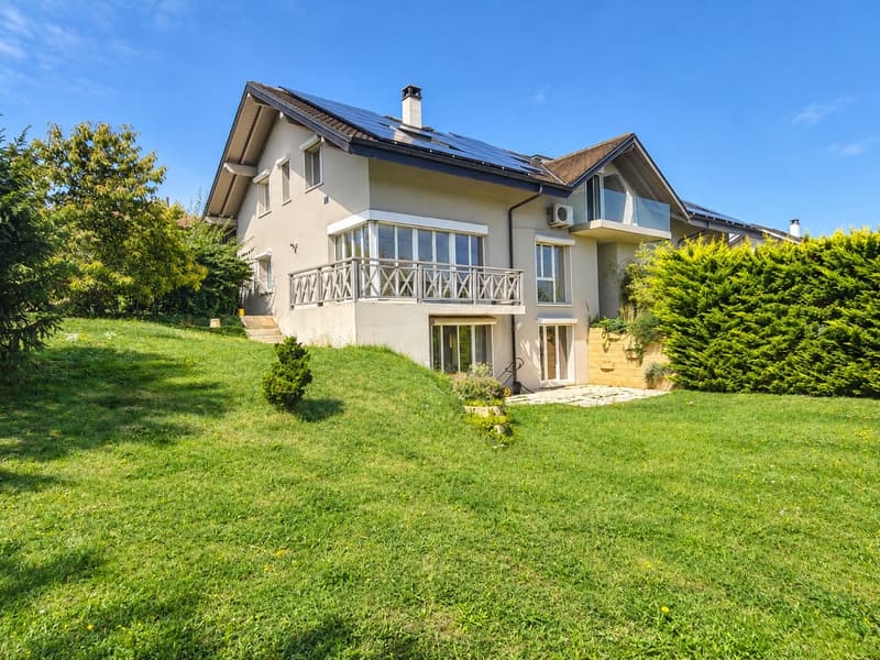 Maison familiale de 6 chambres offrant de beaux volumes (1)