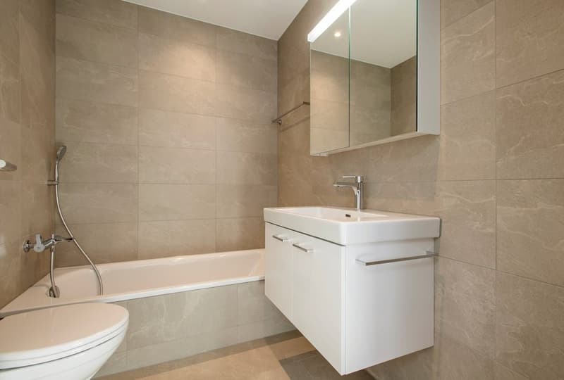 Badezimmer mit Badewanne.jpg