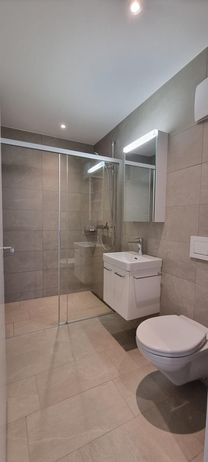 Badezimmer_mit_Dusche.jpg