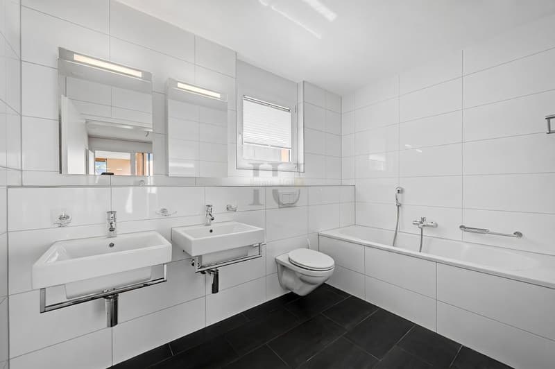 SPACIOUS LIVING IN ATTRACTIVE LOCATION (9)