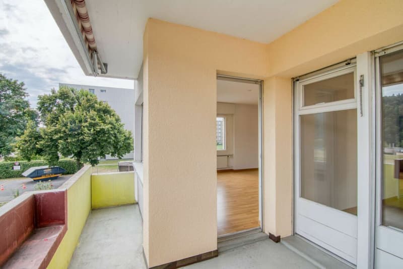 Retreat by Lake Wohlensee: 3.5-room apartment with 2 balconies & a parking space (17)
