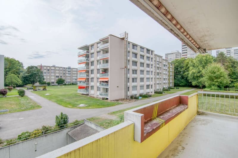 Retreat by Lake Wohlensee: 3.5-room apartment with 2 balconies & a parking space (14)
