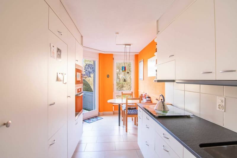 Natura e vicinanza alla città - appartamento 3,5 locali ben mantenuto con giardino invernale, balcone & posto auto a Stettlen (7)