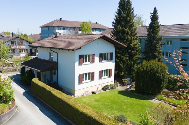 Detached 8.5 room single or two-family house with space and time for your family life and personal ideas! (1)