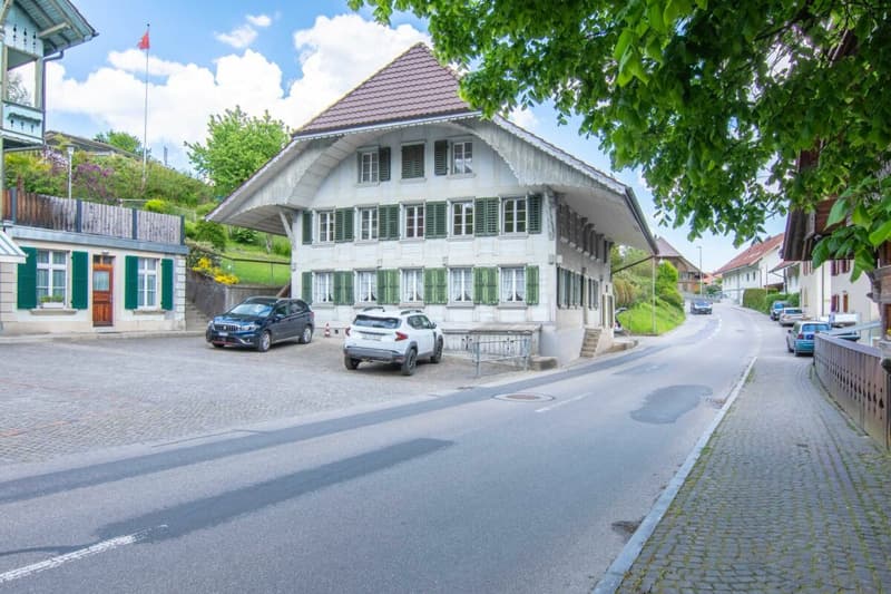 Former school house from 1805 on the village square - with three apartments, studio and development potential! (1)