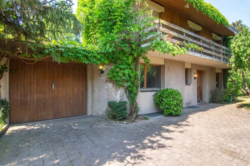 Renovation object with great new or redevelopment potential: 5.5-room single-family house just 10 minutes walk from Lake Biel! (1)