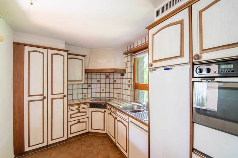 Renovation object with great new or redevelopment potential: 5.5-room single-family house just 10 minutes walk from Lake Biel! (6)