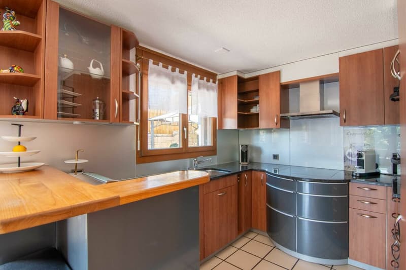 Very well-maintained 5.5-room semi-detached house with a dreamy garden, far-reaching views, and space for the whole family! (4)