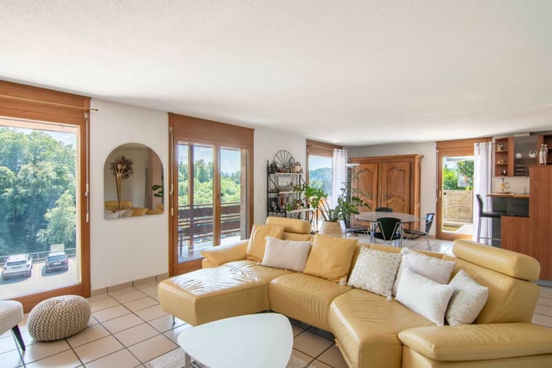 Very well-maintained 5.5-room semi-detached house with a dreamy garden, far-reaching views, and space for the whole family! (2)