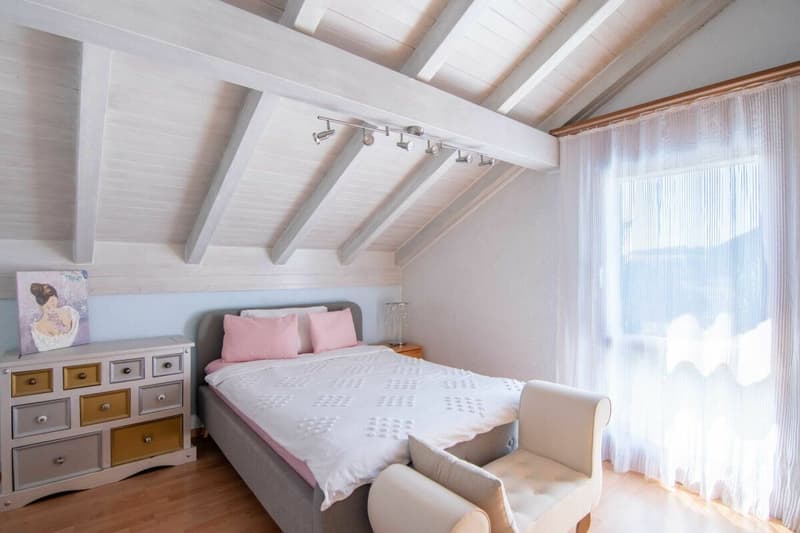 Very well-maintained 5.5-room semi-detached house with a dreamy garden, far-reaching views, and space for the whole family! (6)