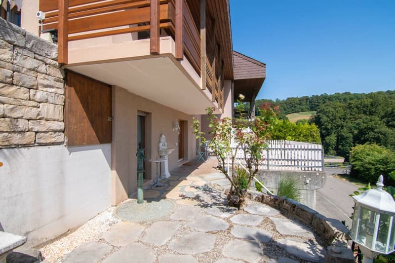 Very well-maintained 5.5-room semi-detached house with a dreamy garden, far-reaching views, and space for the whole family! (11)