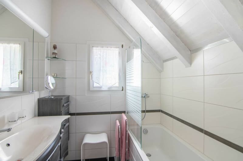 Very well-maintained 5.5-room semi-detached house with a dreamy garden, far-reaching views, and space for the whole family! (9)