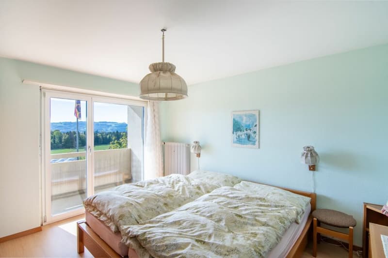 Raum für neue Perspektiven - 5.5-Zimmer Einfamilienhaus mit Pool und Weitsicht (7)
