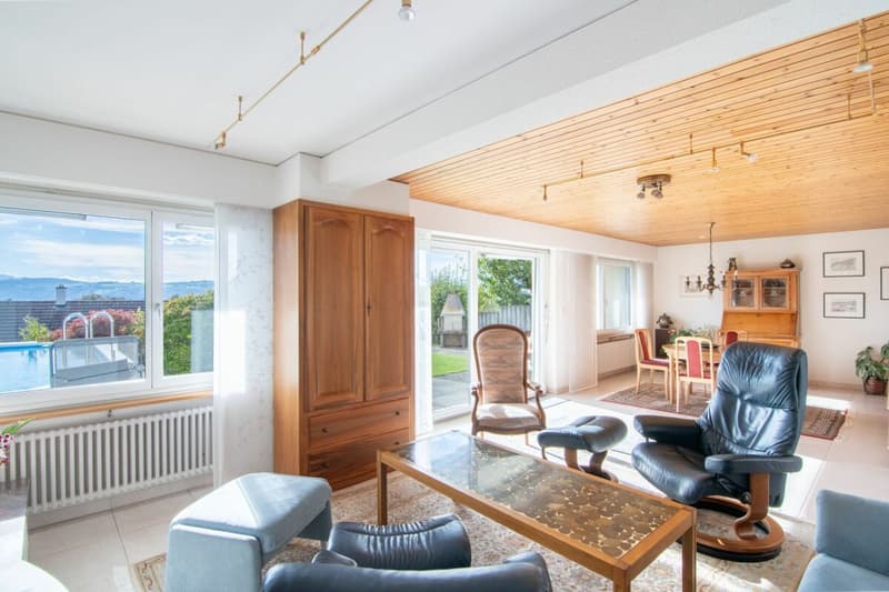Raum für neue Perspektiven - 5.5-Zimmer Einfamilienhaus mit Pool und Weitsicht (3)