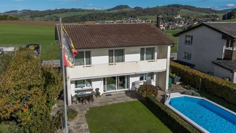 Raum für neue Perspektiven - 5.5-Zimmer Einfamilienhaus mit Pool und Weitsicht (10)