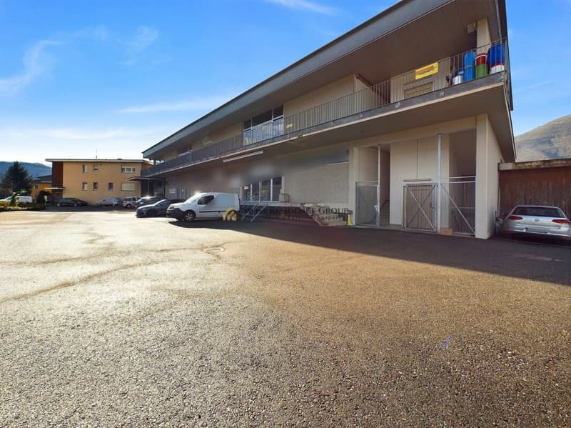 Immobiliare residenziale e commerciale a Lamone - Un'opportunità di investimento in una posizione ottimale! (2)