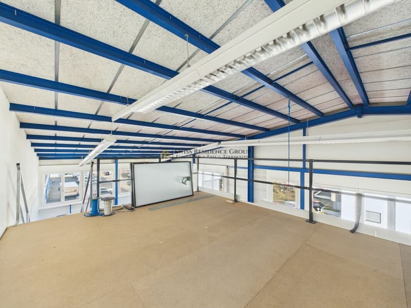 Spazio commerciale e di stoccaggio moderno con molta luce del giorno (15)