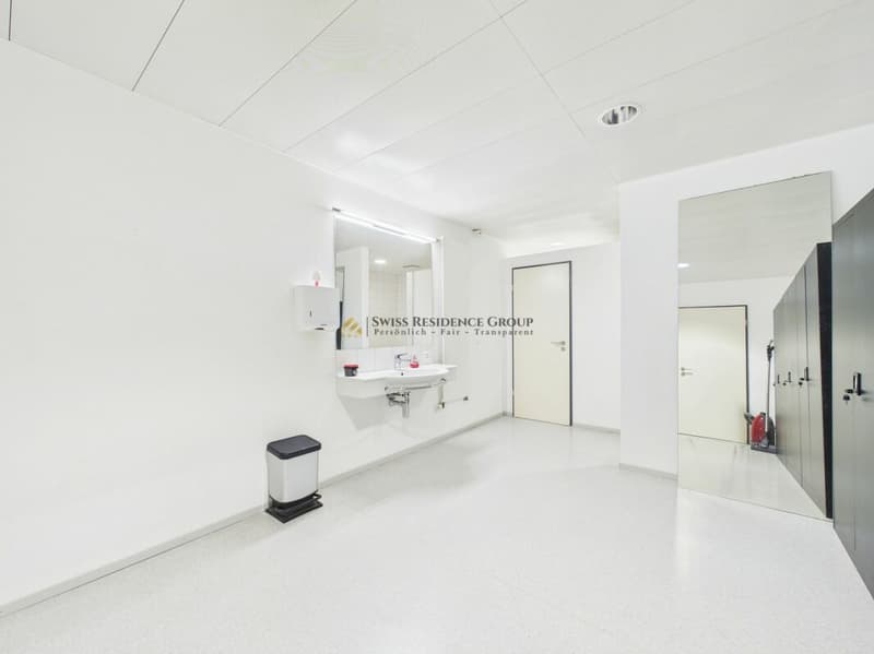 Spazio commerciale e di stoccaggio moderno con molta luce del giorno (17)