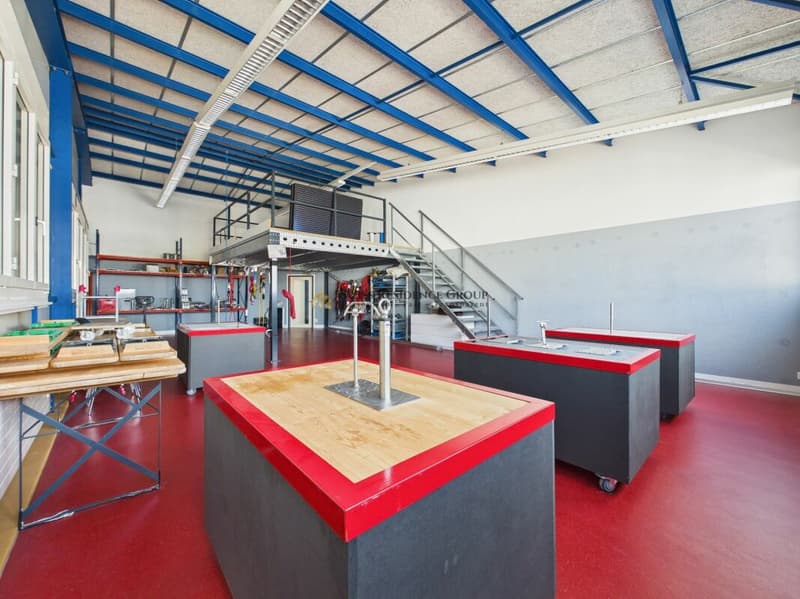 Spazio commerciale e di stoccaggio moderno con molta luce del giorno (13)