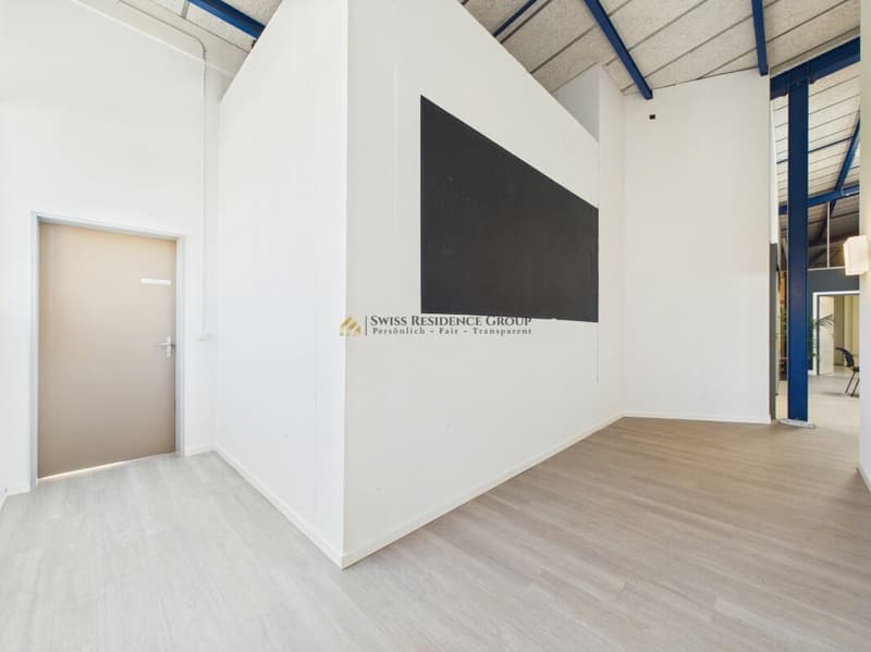 Spazio commerciale e di stoccaggio moderno con molta luce del giorno (16)