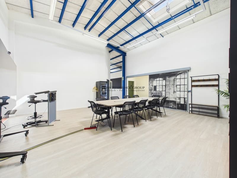 Spazio commerciale e di stoccaggio moderno con molta luce del giorno (3)