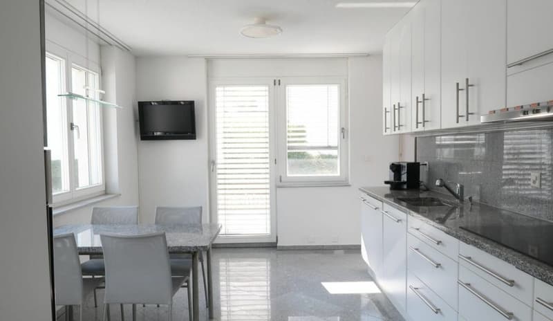 Exclusively detached with plenty of living space + double garage! (3)