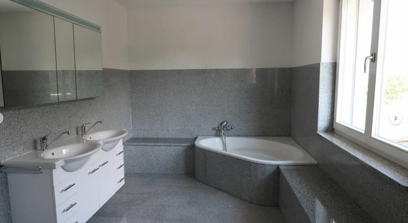 Exclusively detached with plenty of living space + double garage! (4)