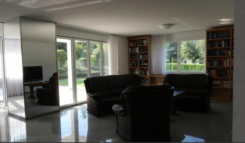 Exclusively detached with plenty of living space + double garage! (9)