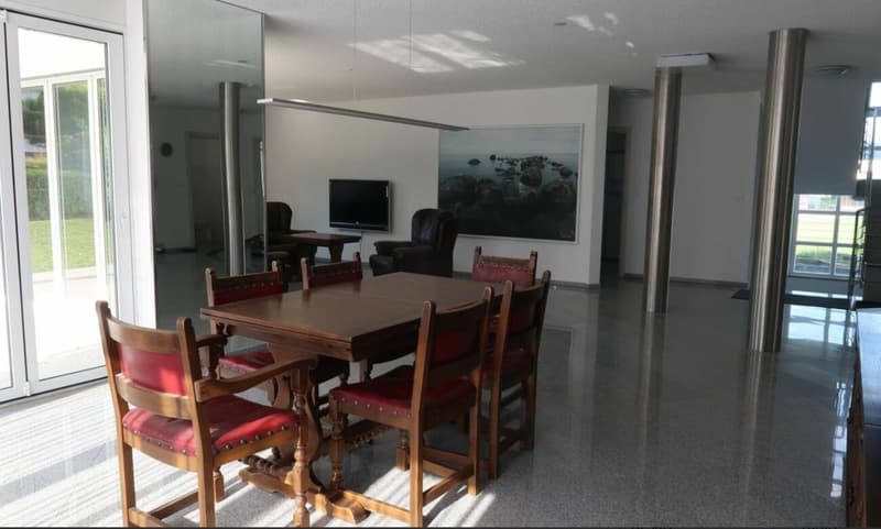 Exclusively detached with plenty of living space + double garage! (6)