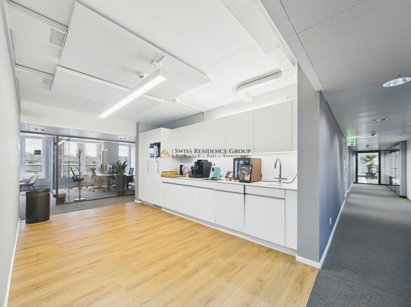 Ufficio attrezzato in posizione centrale con concetto di coworking ben pensato (18)