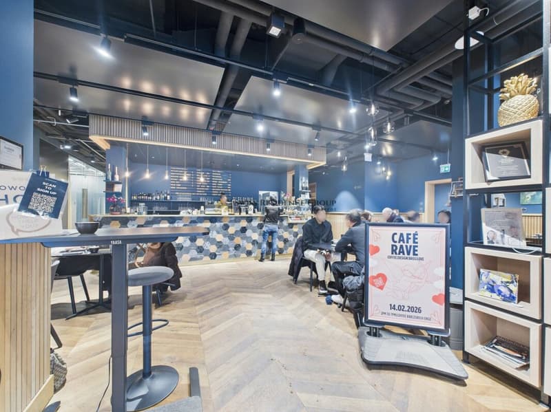 Ufficio attrezzato in posizione centrale con concetto di coworking ben pensato (14)