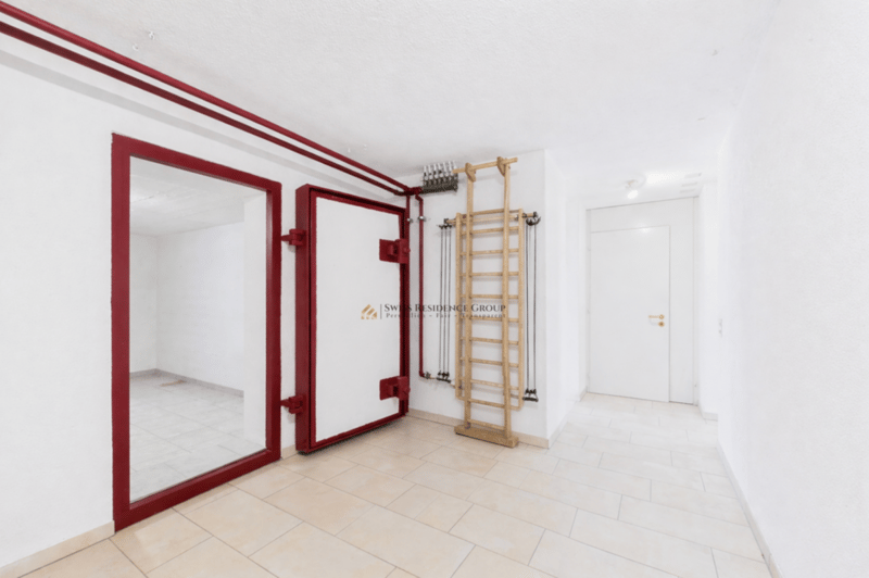 Single-family house with large plot and adjacent agricultural parcel (19)