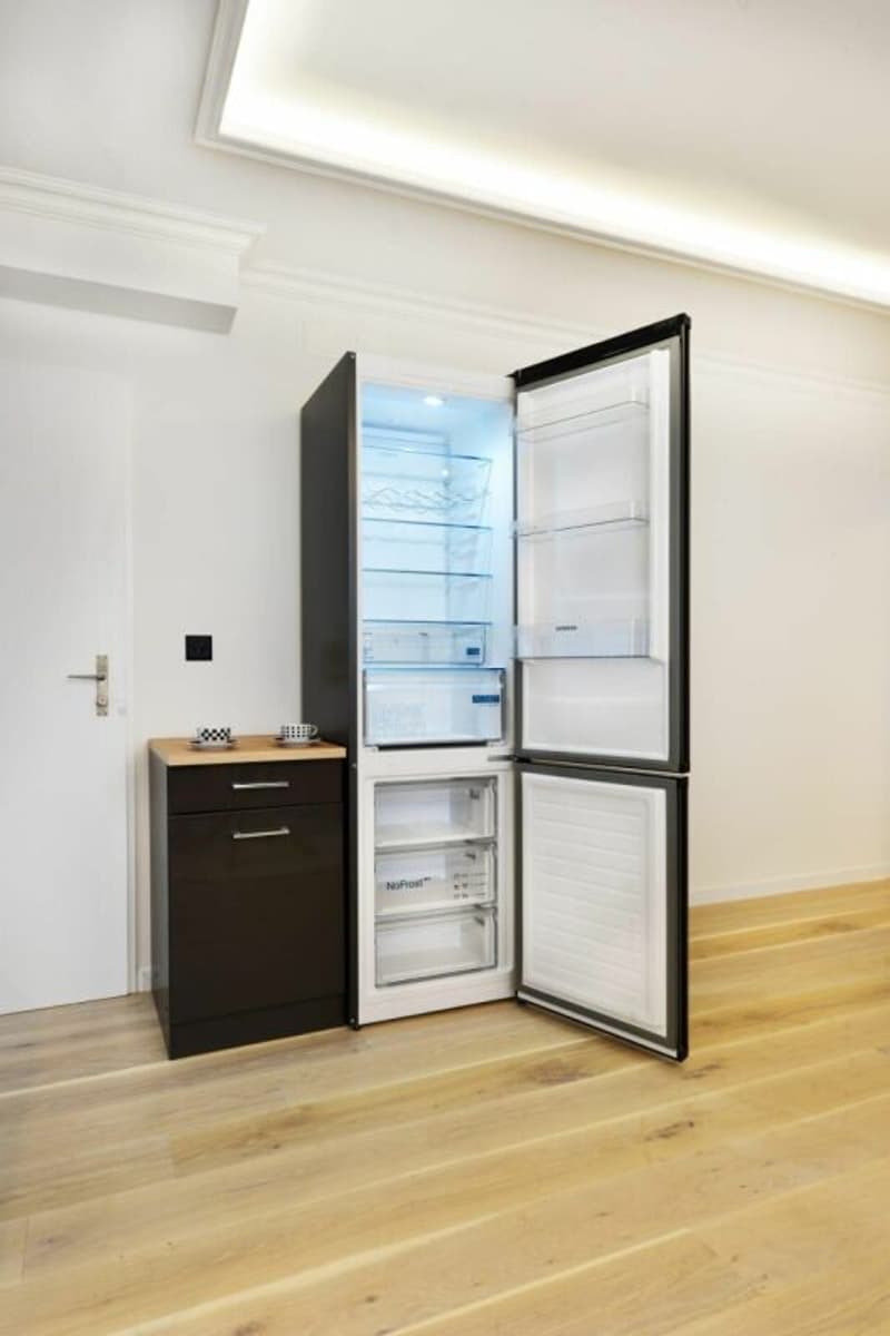 At the best location, furnished and including outdoor parking (limited until the end of August) (6)