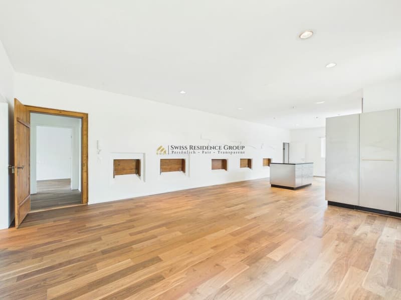 High-quality renovation with farmhouse charm, large veranda, and lake view (6)