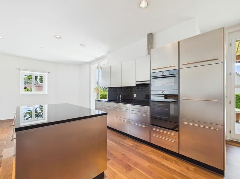 High-quality renovation with farmhouse charm, large veranda, and lake view (7)